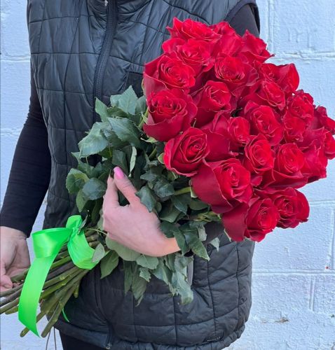"Севилья"- букет из красных роз с доставкой по городу по Карабаново